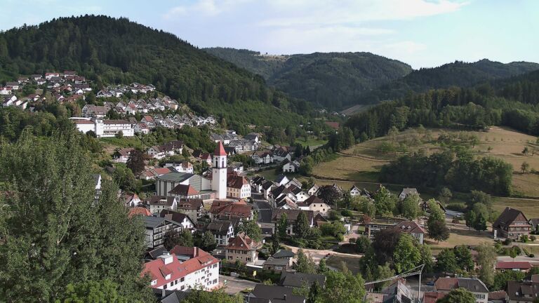 Dieses Bild zeigt eine Webcam-Aufnahme von Ottenhöfen, aufgenommen am Montag, den 03.08.2026 um 18:20 Uhr