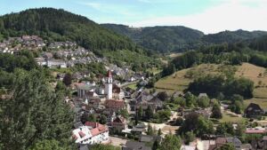 Dieses Bild zeigt eine Webcam-Aufnahme von Ottenhöfen, aufgenommen am Sonntag, den 12.07.2026 um 16:00 Uhr