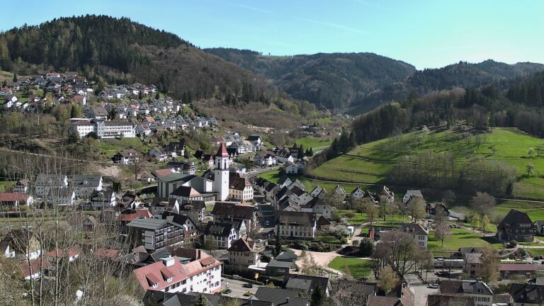 Dieses Bild zeigt eine Webcam-Aufnahme von Ottenhöfen, aufgenommen am Dienstag, den 07.04.2026 um 16:20 Uhr