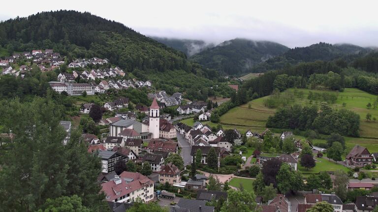 Dieses Bild zeigt eine Webcam-Aufnahme von Ottenhöfen, aufgenommen am Freitag, den 12.06.2026 um 14:10 Uhr
