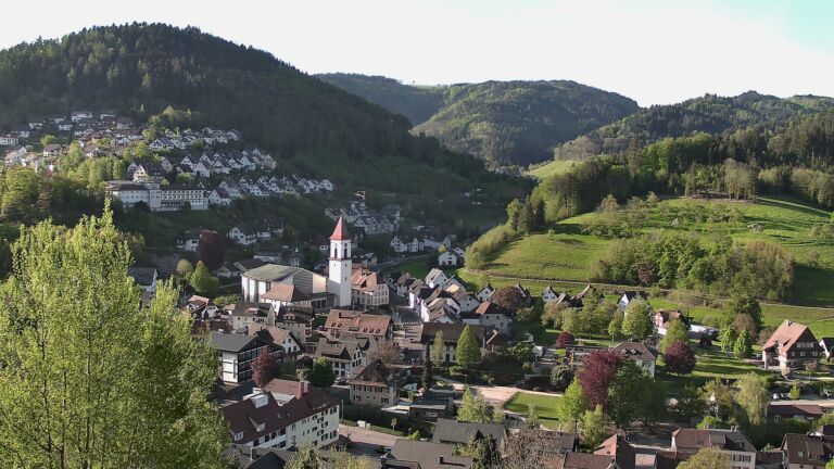 Dieses Bild zeigt eine Webcam-Aufnahme von Ottenhöfen, aufgenommen am Montag, den 27.04.2026 um 08:10 Uhr