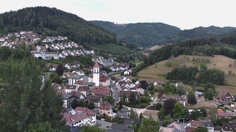 Dieses Bild zeigt eine Webcam-Aufnahme von Ottenhöfen, aufgenommen am Sonntag, den 26.07.2026 um 06:00 Uhr