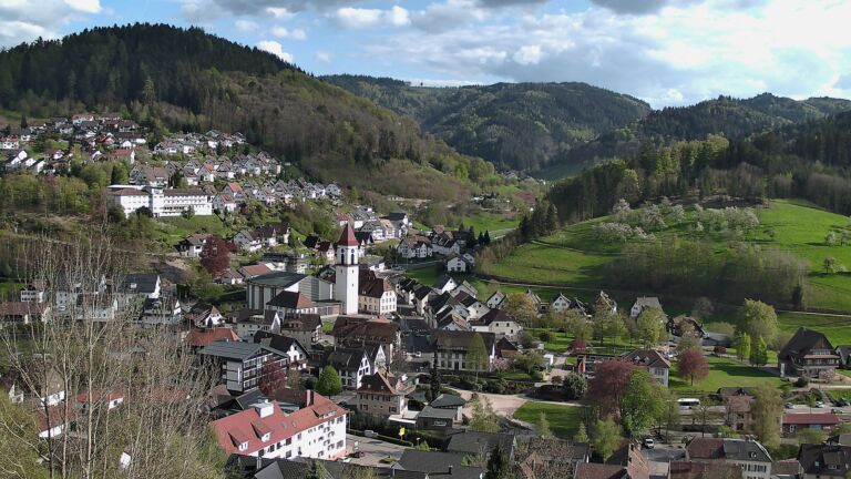 Dieses Bild zeigt eine Webcam-Aufnahme von Ottenhöfen, aufgenommen am Freitag, den 17.04.2026 um 17:40 Uhr