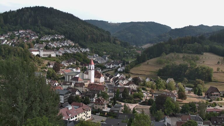 Dieses Bild zeigt eine Webcam-Aufnahme von Ottenhöfen, aufgenommen am Sonntag, den 16.08.2026 um 17:20 Uhr