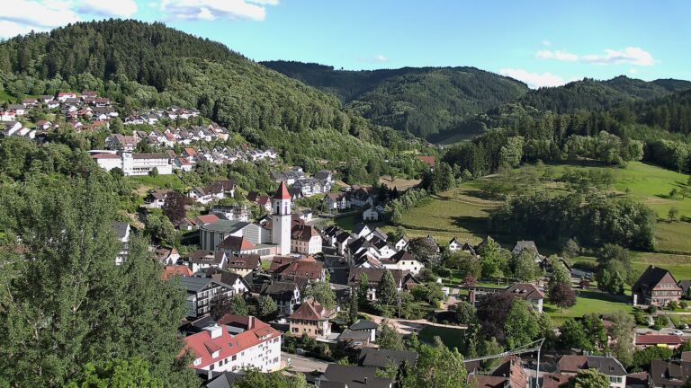 Dieses Bild zeigt eine Webcam-Aufnahme von Ottenhöfen, aufgenommen am Samstag, den 13.06.2026 um 18:50 Uhr