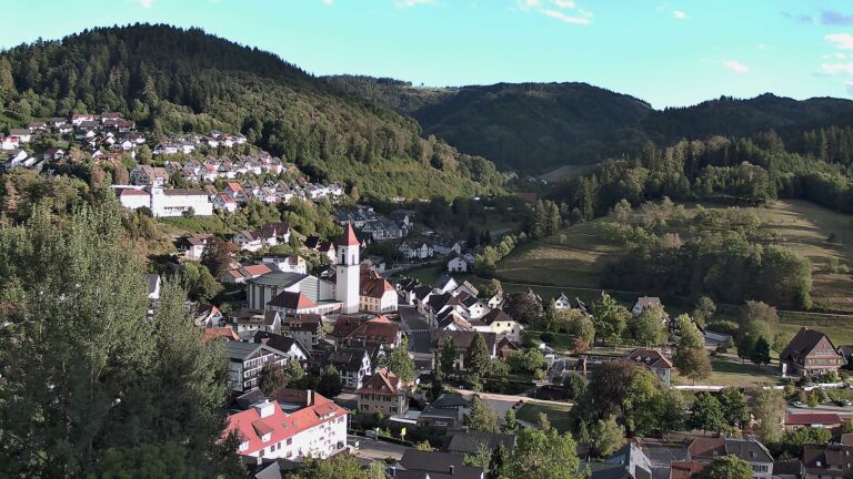 Dieses Bild zeigt eine Webcam-Aufnahme von Ottenhöfen, aufgenommen am Freitag, den 04.09.2026 um 18:50 Uhr
