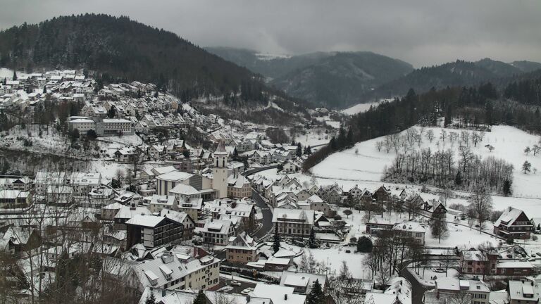 Dieses Bild zeigt eine Webcam-Aufnahme von Ottenhöfen, aufgenommen am Dienstag, den 06.01.2026 um 12:50 Uhr