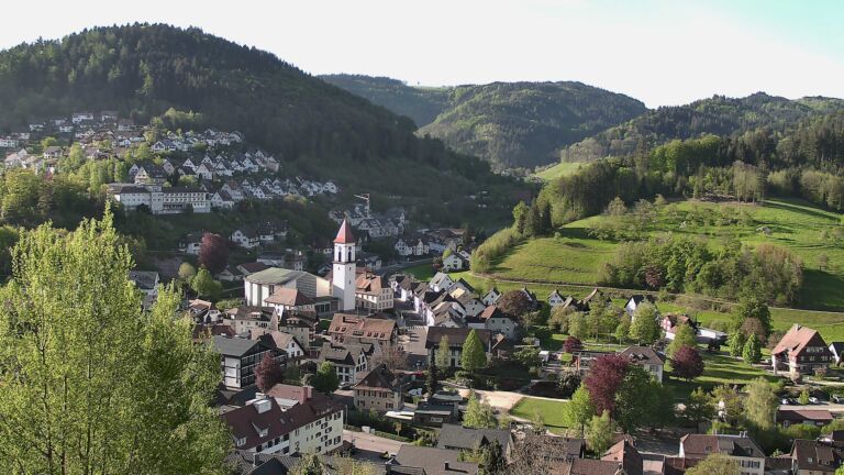 Dieses Bild zeigt eine Webcam-Aufnahme von Ottenhöfen, aufgenommen am Montag, den 27.04.2026 um 08:30 Uhr