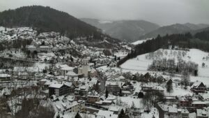 Dieses Bild zeigt eine Webcam-Aufnahme von Ottenhöfen, aufgenommen am Donnerstag, den 08.01.2026 um 10:50 Uhr