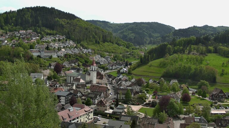 Dieses Bild zeigt eine Webcam-Aufnahme von Ottenhöfen, aufgenommen am Montag, den 27.04.2026 um 14:30 Uhr