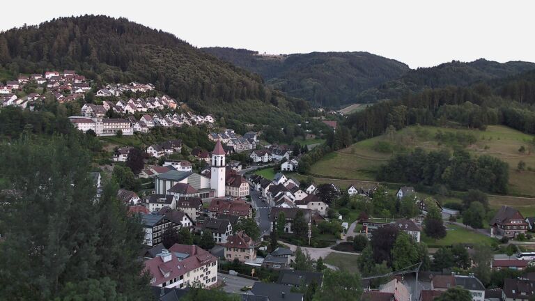 Dieses Bild zeigt eine Webcam-Aufnahme von Ottenhöfen, aufgenommen am Montag, den 06.07.2026 um 21:30 Uhr