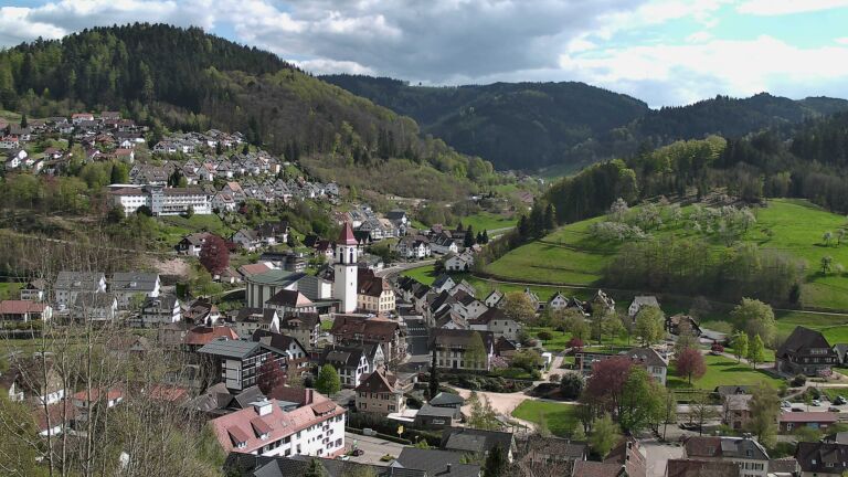 Dieses Bild zeigt eine Webcam-Aufnahme von Ottenhöfen, aufgenommen am Freitag, den 17.04.2026 um 16:10 Uhr