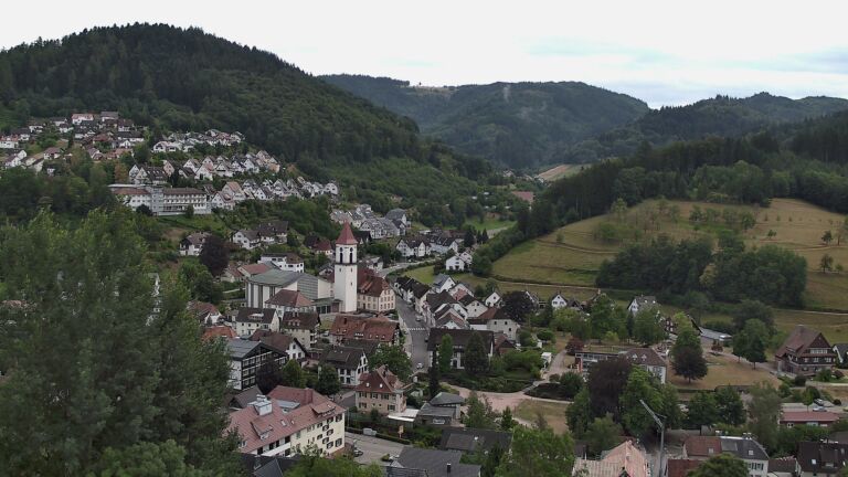 Dieses Bild zeigt eine Webcam-Aufnahme von Ottenhöfen, aufgenommen am Freitag, den 17.07.2026 um 16:30 Uhr