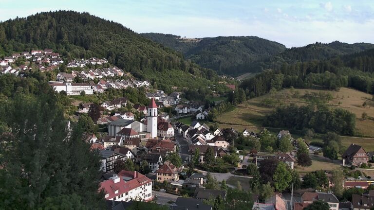 Dieses Bild zeigt eine Webcam-Aufnahme von Ottenhöfen, aufgenommen am Montag, den 13.07.2026 um 19:40 Uhr