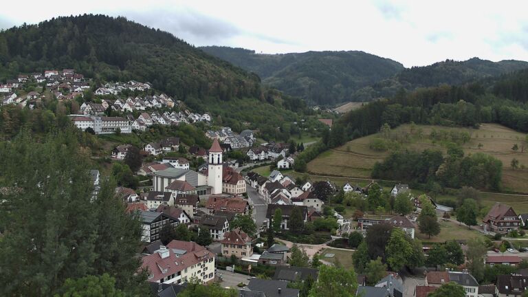 Dieses Bild zeigt eine Webcam-Aufnahme von Ottenhöfen, aufgenommen am Freitag, den 28.08.2026 um 13:50 Uhr