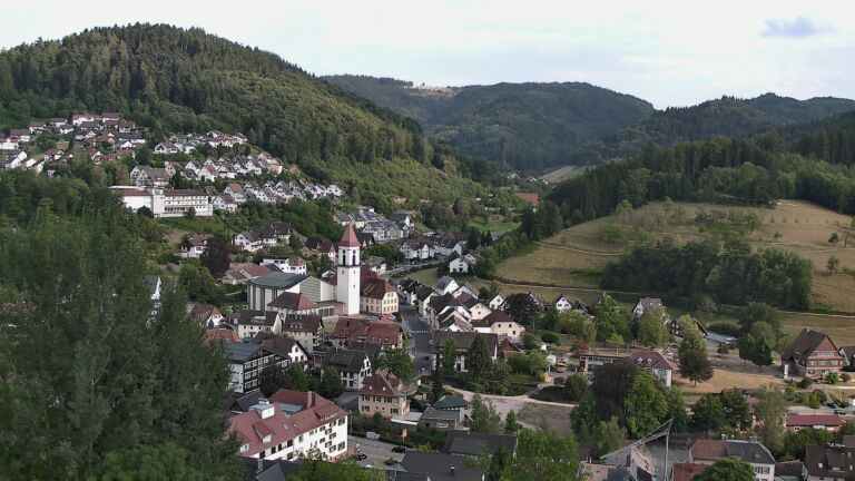 Dieses Bild zeigt eine Webcam-Aufnahme von Ottenhöfen, aufgenommen am Freitag, den 31.07.2026 um 19:00 Uhr