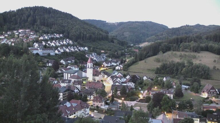 Dieses Bild zeigt eine Webcam-Aufnahme von Ottenhöfen, aufgenommen am Montag, den 13.07.2026 um 05:00 Uhr