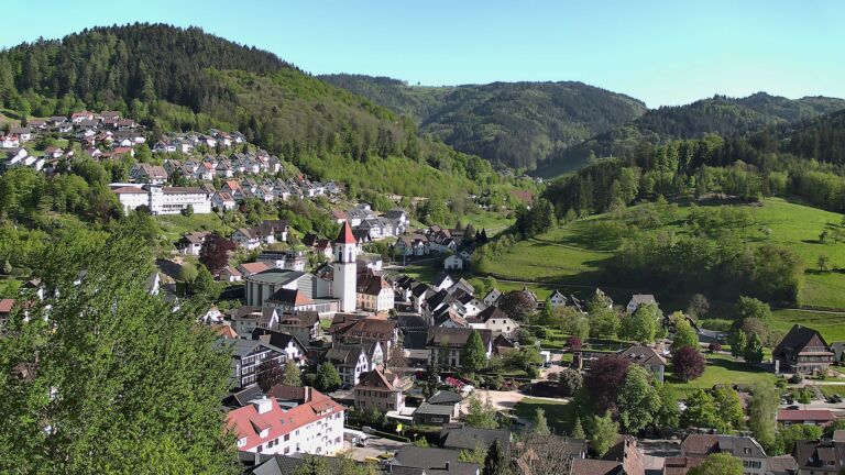 Dieses Bild zeigt eine Webcam-Aufnahme von Ottenhöfen, aufgenommen am Donnerstag, den 30.04.2026 um 17:50 Uhr