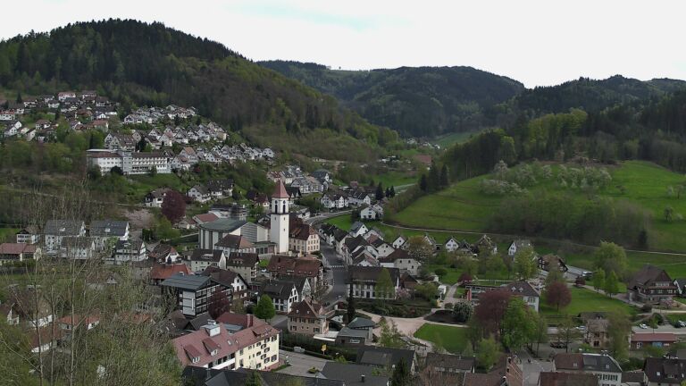 Dieses Bild zeigt eine Webcam-Aufnahme von Ottenhöfen, aufgenommen am Samstag, den 18.04.2026 um 17:10 Uhr