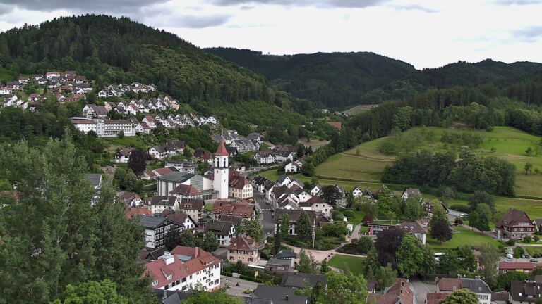 Dieses Bild zeigt eine Webcam-Aufnahme von Ottenhöfen, aufgenommen am Donnerstag, den 11.06.2026 um 17:20 Uhr