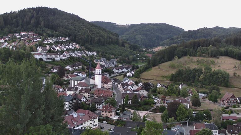 Dieses Bild zeigt eine Webcam-Aufnahme von Ottenhöfen, aufgenommen am Donnerstag, den 06.08.2026 um 06:10 Uhr