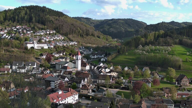 Dieses Bild zeigt eine Webcam-Aufnahme von Ottenhöfen, aufgenommen am Freitag, den 17.04.2026 um 19:00 Uhr