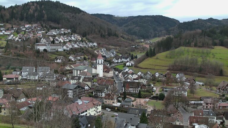 Dieses Bild zeigt eine Webcam-Aufnahme von Ottenhöfen, aufgenommen am Freitag, den 19.12.2025 um 12:10 Uhr