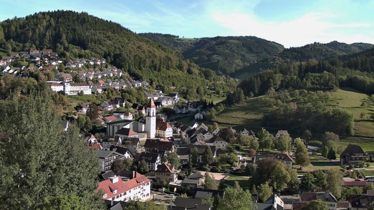 Dieses Bild zeigt eine Webcam-Aufnahme von Ottenhöfen, aufgenommen am Montag, den 14.09.2026 um 17:20 Uhr