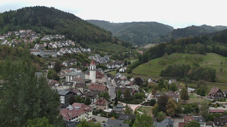 Dieses Bild zeigt eine Webcam-Aufnahme von Ottenhöfen, aufgenommen am Donnerstag, den 01.10.2026 um 17:00 Uhr