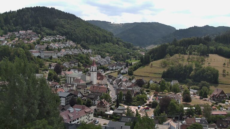 Dieses Bild zeigt eine Webcam-Aufnahme von Ottenhöfen, aufgenommen am Sonntag, den 26.07.2026 um 13:40 Uhr