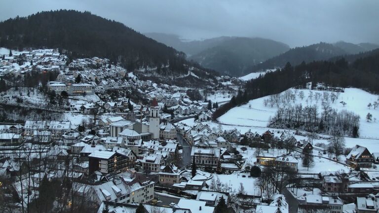 Dieses Bild zeigt eine Webcam-Aufnahme von Ottenhöfen, aufgenommen am Donnerstag, den 08.01.2026 um 17:00 Uhr