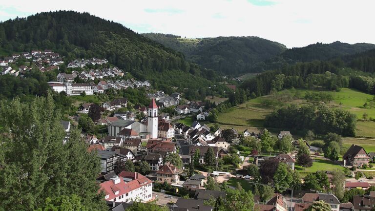 Dieses Bild zeigt eine Webcam-Aufnahme von Ottenhöfen, aufgenommen am Mittwoch, den 17.06.2026 um 18:20 Uhr