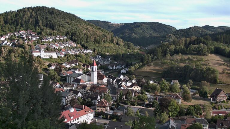 Dieses Bild zeigt eine Webcam-Aufnahme von Ottenhöfen, aufgenommen am Sonntag, den 23.08.2026 um 19:10 Uhr