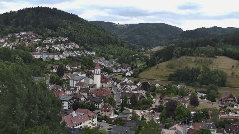 Dieses Bild zeigt eine Webcam-Aufnahme von Ottenhöfen, aufgenommen am Sonntag, den 26.07.2026 um 18:00 Uhr
