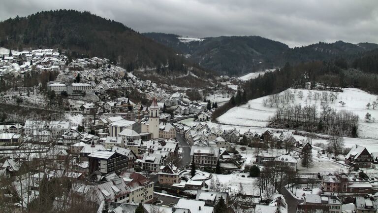 Dieses Bild zeigt eine Webcam-Aufnahme von Ottenhöfen, aufgenommen am Freitag, den 02.01.2026 um 13:20 Uhr