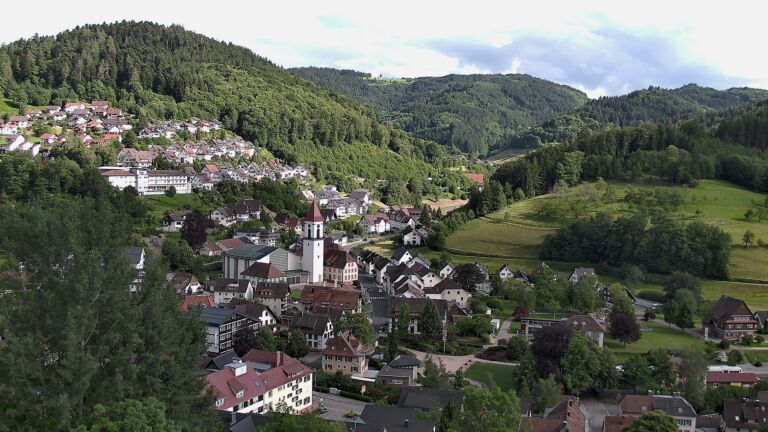 Dieses Bild zeigt eine Webcam-Aufnahme von Ottenhöfen, aufgenommen am Freitag, den 05.06.2026 um 18:00 Uhr