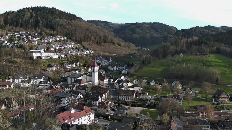 Dieses Bild zeigt eine Webcam-Aufnahme von Ottenhöfen, aufgenommen am Montag, den 06.04.2026 um 18:50 Uhr