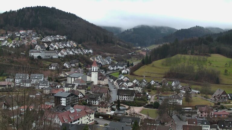 Dieses Bild zeigt eine Webcam-Aufnahme von Ottenhöfen, aufgenommen am Montag, den 26.01.2026 um 13:10 Uhr