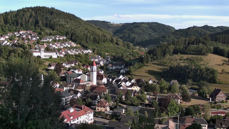 Dieses Bild zeigt eine Webcam-Aufnahme von Ottenhöfen, aufgenommen am Sonntag, den 19.07.2026 um 19:30 Uhr
