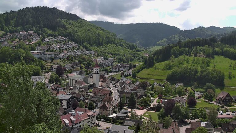 Dieses Bild zeigt eine Webcam-Aufnahme von Ottenhöfen, aufgenommen am Freitag, den 08.05.2026 um 13:30 Uhr