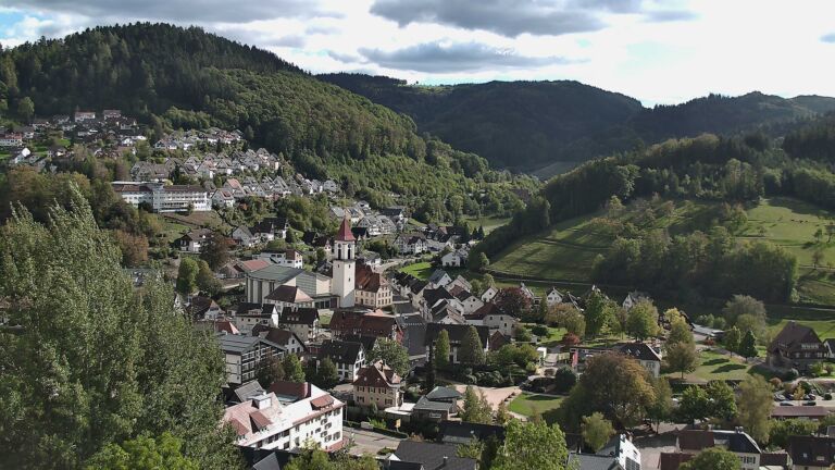Dieses Bild zeigt eine Webcam-Aufnahme von Ottenhöfen, aufgenommen am Montag, den 12.10.2026 um 15:10 Uhr