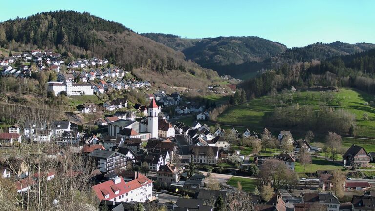 Dieses Bild zeigt eine Webcam-Aufnahme von Ottenhöfen, aufgenommen am Dienstag, den 07.04.2026 um 18:30 Uhr