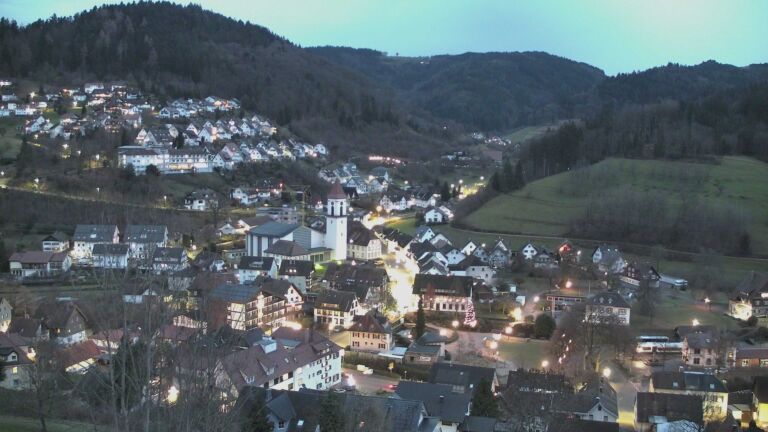 Dieses Bild zeigt eine Webcam-Aufnahme von Ottenhöfen, aufgenommen am Freitag, den 19.12.2025 um 17:00 Uhr