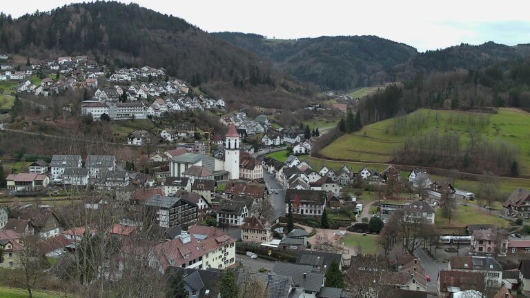 Dieses Bild zeigt eine Webcam-Aufnahme von Ottenhöfen, aufgenommen am Freitag, den 19.12.2025 um 14:50 Uhr