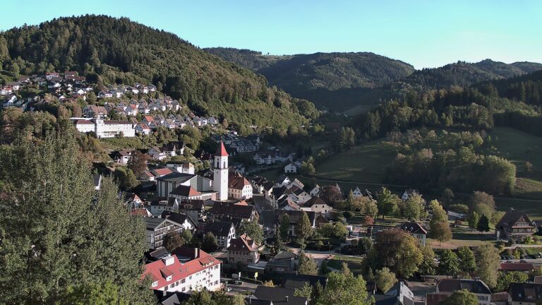 Dieses Bild zeigt eine Webcam-Aufnahme von Ottenhöfen, aufgenommen am Freitag, den 25.09.2026 um 18:00 Uhr
