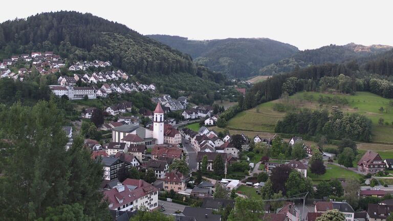 Dieses Bild zeigt eine Webcam-Aufnahme von Ottenhöfen, aufgenommen am Freitag, den 19.06.2026 um 06:00 Uhr