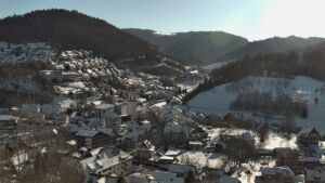 Dieses Bild zeigt eine Webcam-Aufnahme von Ottenhöfen, aufgenommen am Mittwoch, den 07.01.2026 um 13:00 Uhr