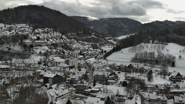 Dieses Bild zeigt eine Webcam-Aufnahme von Ottenhöfen, aufgenommen am Sonntag, den 04.01.2026 um 13:20 Uhr