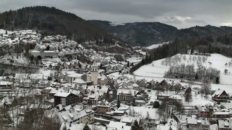 Dieses Bild zeigt eine Webcam-Aufnahme von Ottenhöfen, aufgenommen am Samstag, den 03.01.2026 um 13:20 Uhr