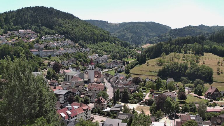 Dieses Bild zeigt eine Webcam-Aufnahme von Ottenhöfen, aufgenommen am Freitag, den 10.07.2026 um 13:30 Uhr